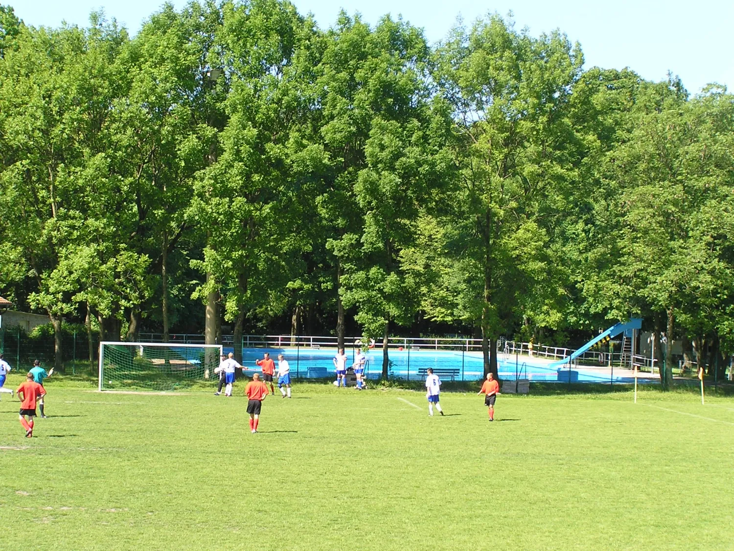Fußballspiel auf dem B-Feld mit Blick zum Südostbad