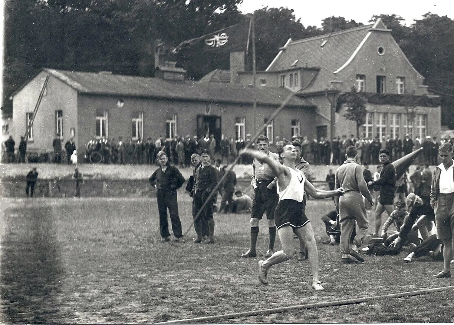 Speerwurf beim Sportfest 1928 vor dem Vereinshaus im Südost-Stadion