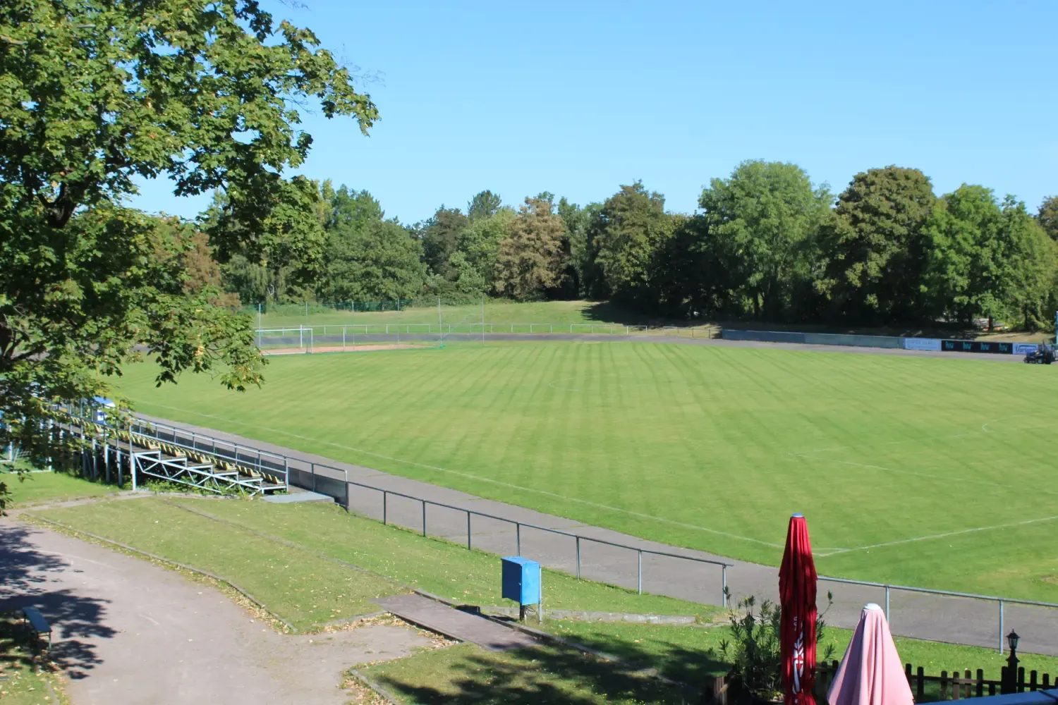 Blick über das grüne Spielfeld des Südost-Stadions im Sommer