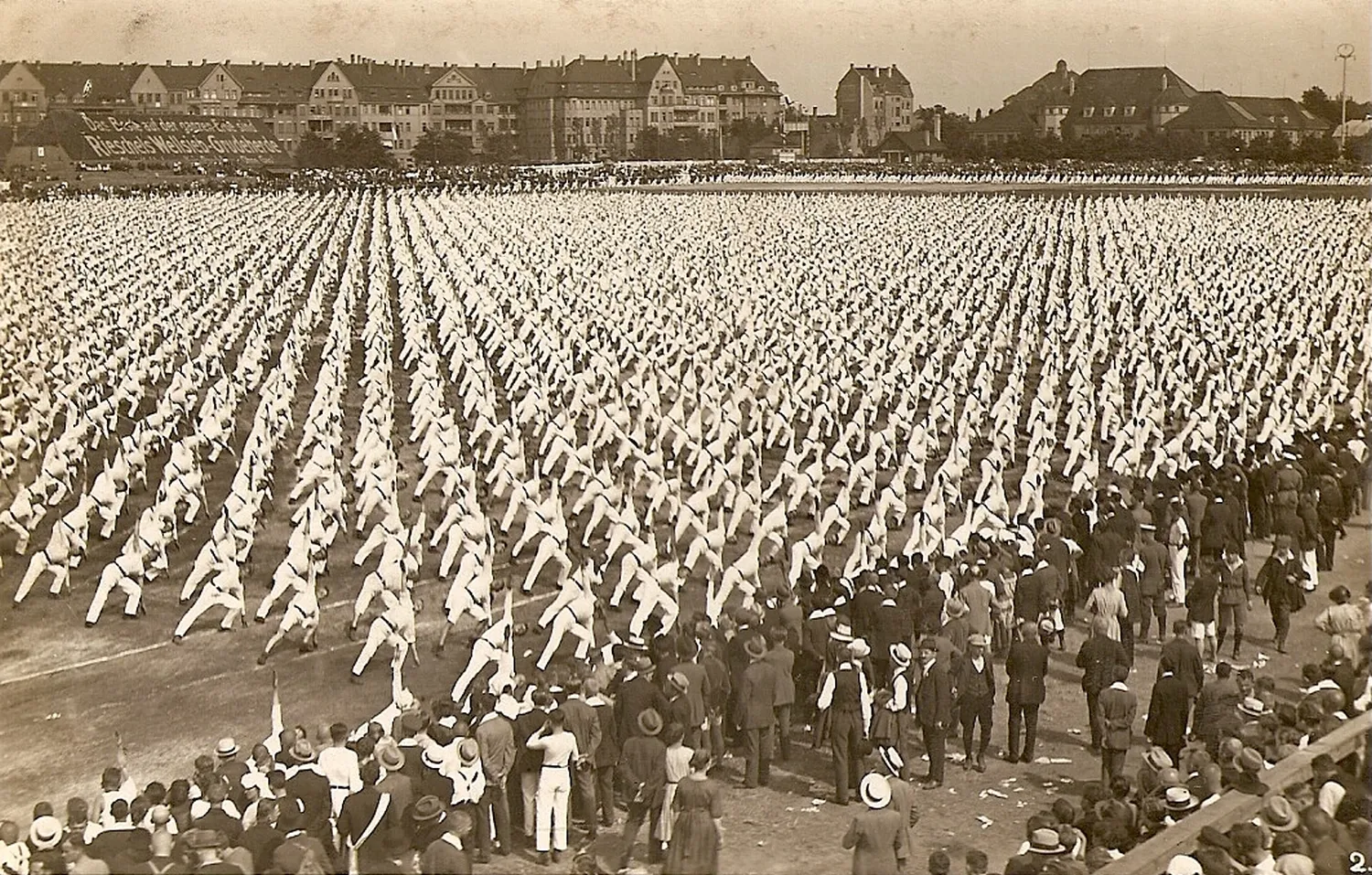 Massenübung der Männer beim 1. Arbeiter-Turn- und Sportfest 1922 in Leipzig